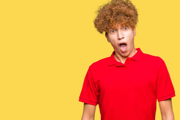 Jovem Homem Bonito Com Cabelo Afro Vestindo Camiseta Vermelha Face — Fotografia de Stock