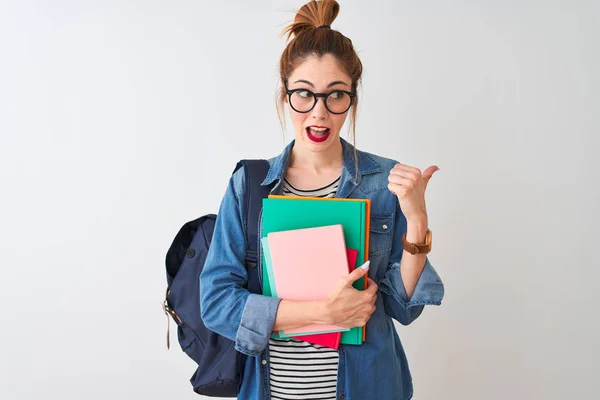 Rödhårig Student Kvinna Bär Ryggsäck Hålla Böcker Över Isolerad Vit — Stockfoto