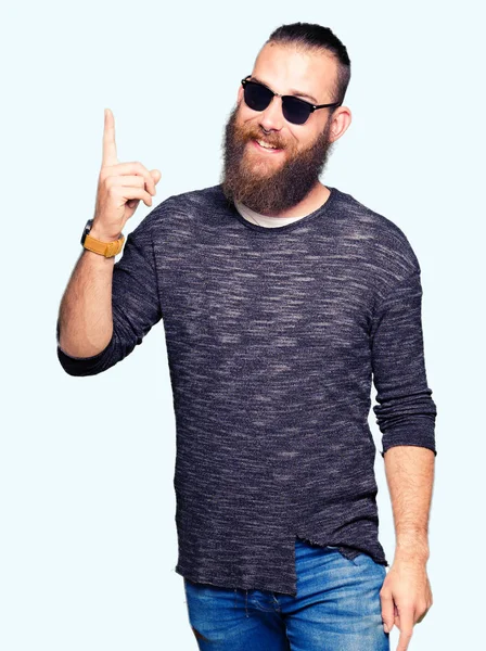 Homem Jovem Hipster Usando Óculos Sol Apontando Dedo Para Cima — Fotografia de Stock