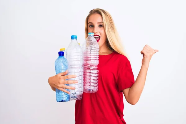 Ung Vacker Kvinna Återvinning Plastflaskor Stående Över Isolerad Vit Bakgrund — Stockfoto