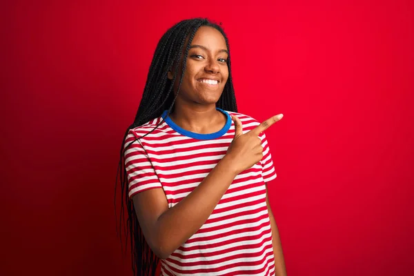 Mujer Afroamericana Joven Con Camiseta Rayas Pie Sobre Fondo Rojo —  Fotos de Stock