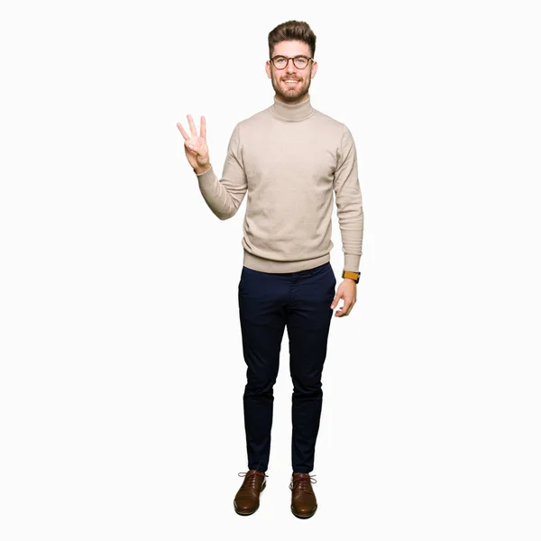 Молодой Привлекательный Бизнесмен Очках Показывает Показывает Пальцами Номер Три Улыбаясь — стоковое фото
