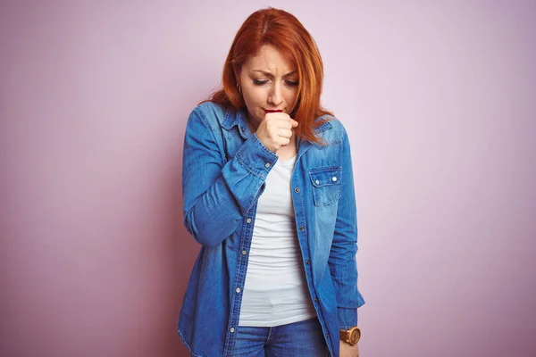 Youg Mulher Ruiva Bonita Vestindo Camisa Jeans Sobre Fundo Rosa — Fotografia de Stock