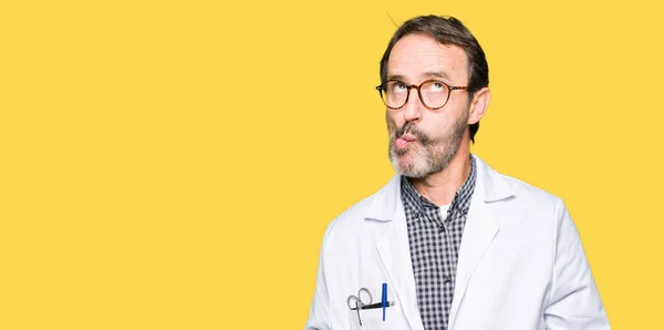 Orta Yaş Doktor Erkek Tıbbi Giyen Dudaklı Çılgın Komik Bir — Stok fotoğraf