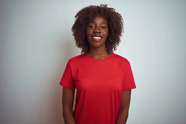 Fiatal Afrikai Afro Piros Pólót Visel Elszigetelt Fehér Háttér Boldog — Stock Fotó