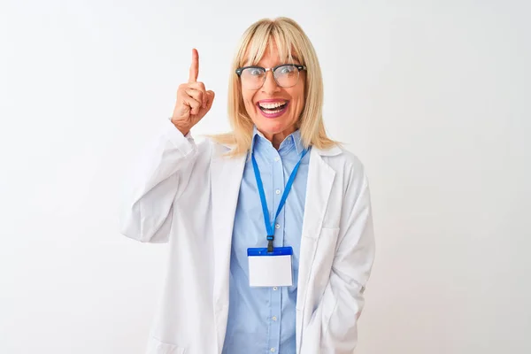 Mujer Científica Mediana Edad Con Gafas Tarjeta Identificación Sobre Fondo — Foto de Stock