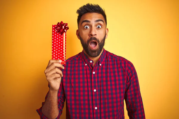 Arab Indian Hispanic Man Holding Valentine Gift Standing Isolated Yellow — Stock Photo, Image