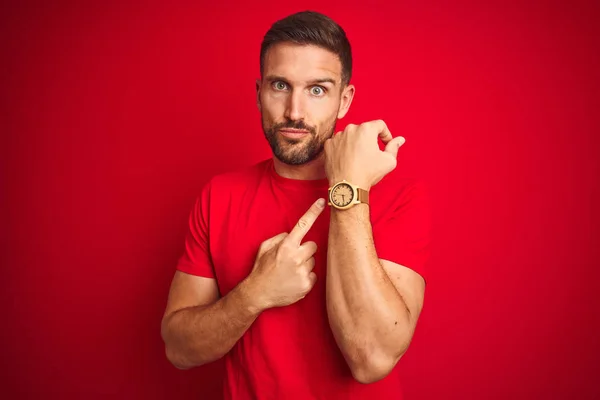 Joven Hombre Guapo Con Camiseta Casual Sobre Fondo Rojo Aislado — Foto de Stock