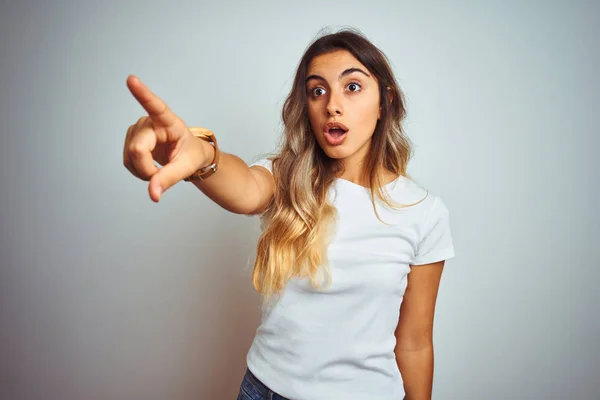 Joven Hermosa Mujer Con Camiseta Blanca Casual Sobre Fondo Aislado —  Fotos de Stock