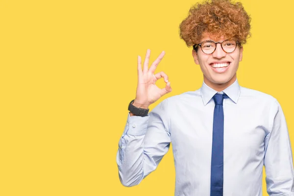 Jonge Knappe Zakenman Met Afro Bril Glimlachend Positieve Doen Teken — Stockfoto