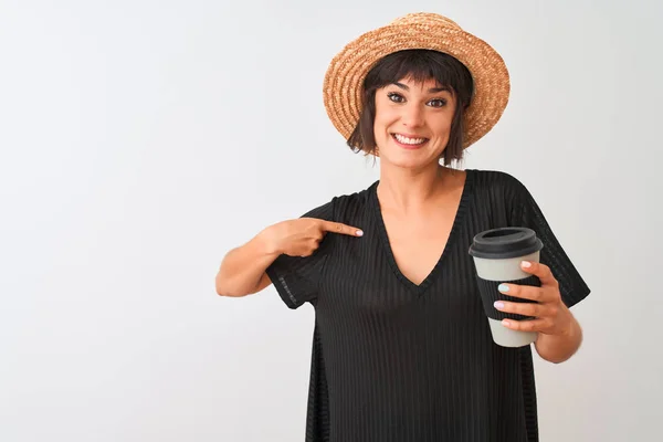 Mulher Bonita Usando Chapéu Verão Beber Tirar Café Sobre Fundo — Fotografia de Stock