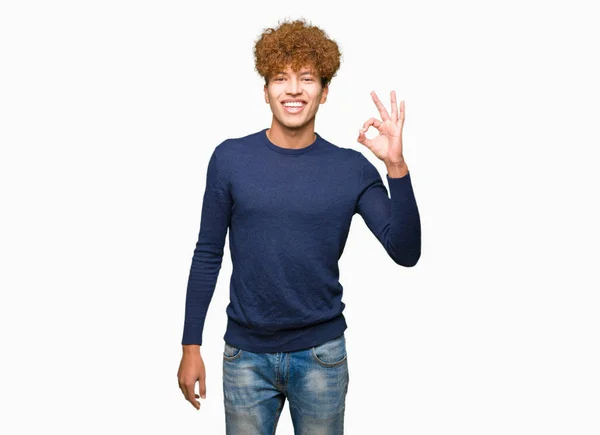 Homem Bonito Jovem Com Cabelo Afro Sorrindo Positivo Fazendo Sinal — Fotografia de Stock