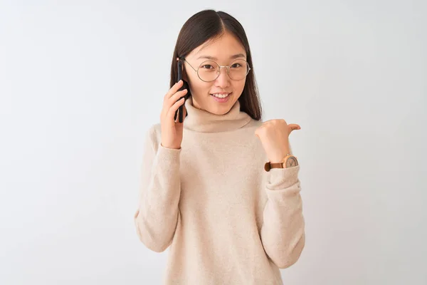 Joven Mujer China Hablando Teléfono Inteligente Sobre Fondo Blanco Aislado —  Fotos de Stock