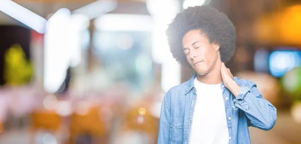 Jovem Afro Americano Com Cabelo Afro Sofrendo Lesão Pescoço Tocando — Fotografia de Stock