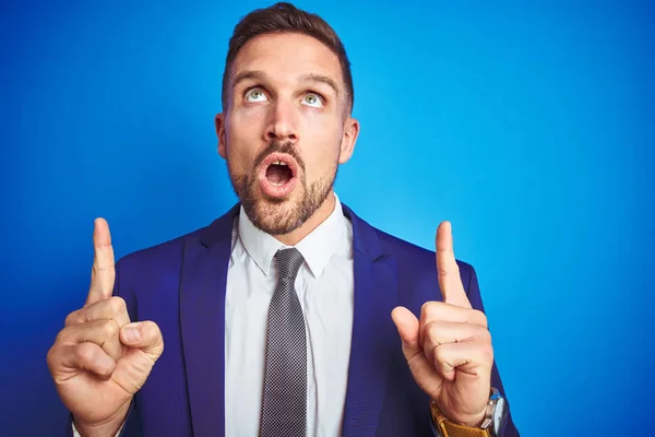 Imagen Cerca Del Joven Hombre Negocios Guapo Sobre Fondo Azul —  Fotos de Stock