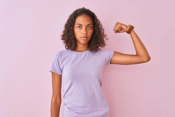 Jovem Brasileira Vestindo Camiseta Sobre Fundo Rosa Isolado Pessoa Forte — Fotografia de Stock