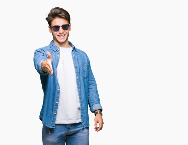 Joven Hombre Guapo Con Gafas Sol Sobre Fondo Aislado Sonriendo —  Fotos de Stock