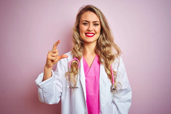 Mladá Krásná Lékařka Pomocí Stetoskop Přes Růžové Izolované Pozadí Úsměvem — Stock fotografie