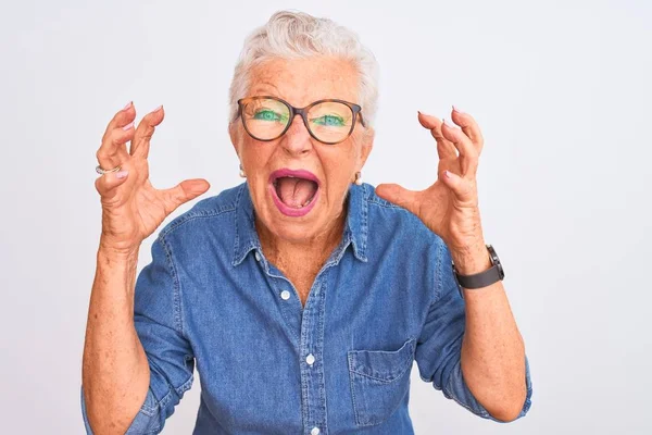 Yaşlı Gri Saçlı Kot Gömlek Gözlüklü Bir Kadın Izole Edilmiş — Stok fotoğraf