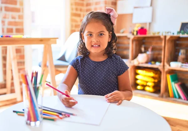 Anaokulunda Renkli Kalemler Kullanarak Güzel Bir Kız Güzel Çizim Yapıyor — Stok fotoğraf