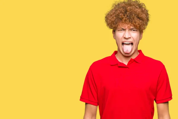 Joven Hombre Guapo Con Pelo Afro Usando Camiseta Roja Sacando —  Fotos de Stock