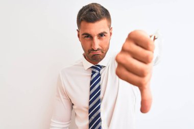 Genç yakışıklı, zarif bir iş adamı izole edilmiş, mutsuz ve kızgın görünüyor. Reddedilmiş ve olumsuz bir tavır sergiliyor. Kötü ifade.