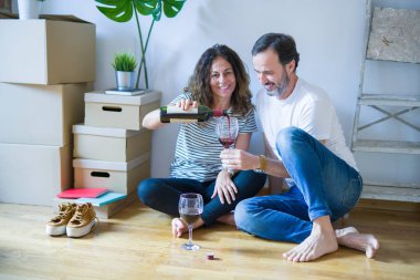 Orta yaş Senior romantik çift içinde aşk oturma üzerinde the Apartme