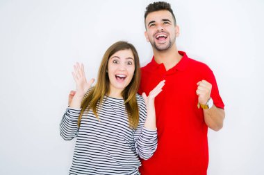 Genç ve güzel bir çift, beyazların izole edilmiş geçmişinde çılgın ve başarıyı kollarını kaldırıp heyecanla haykırarak kutluyor. Kazanan konsept