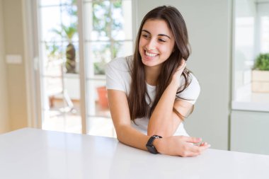 Güzel genç esmer kadın yüz gösteren büyük bir gülümseme ile kamera bakıyor neşeli gülümseyen