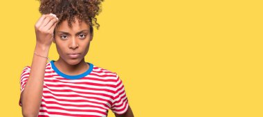 Güzel genç Afro-Amerikan izole arka plan üzerinde yapıyor İtalyan jest kadın el ve parmak emin ifadesiyle