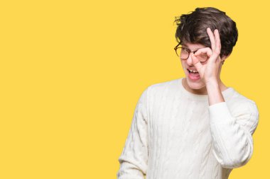 Gülümseyen, parmakları ile mutlu yüz üzerinden seyir göz el ile ok jest yapıyor izole arka plan üzerinde gözlük takan genç yakışıklı adam.