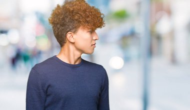 Yakışıklı genç afro saçlı uzak tarafına yüzünde, doğal ifade gülümseme ile arıyorum. Kendine güvenen gülüyor.
