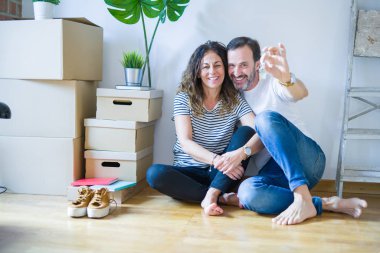 Orta yaş Senior romantik çift içinde aşk oturma üzerinde the Apartme