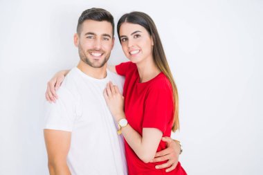 Genç güzel çift içinde aşk sarılmak üzerinde beyaz izole arka plan