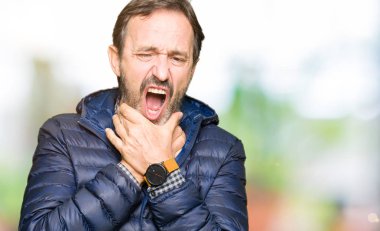 Orta yaş yakışıklı adam giyiyor kat bağırarak kış ve çünkü boğmak acı kendi ellerimle öldürürüm. Sağlık sorunu. Yaralarından ve intihar kavramı.