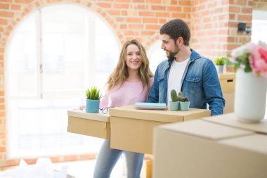 Genç güzel çift çok mutlu birlikte karton kutu tutarak