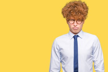 Genç yakışıklı iş adamı afro giyen gözlük şüpheci ve sinir, çatık sorunu nedeniyle üzgün. Negatif kişi.
