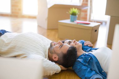 Yeni evin katında yatan genç güzel çift, yeni daireye taşınmak için çok mutlu aşk gülümsüyor