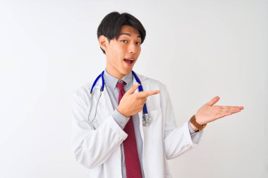 Ceket kravatı takan Çinli doktor ve steteskop izole edilmiş beyaz arka plan üzerinde hayrete düşmüş ve kameraya gülümsüyordu..