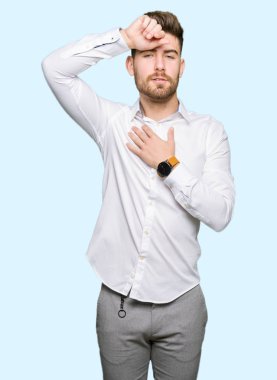 Genç yakışıklı iş adam alin hastalık ve ateş, grip ve soğuk, virüs hasta için dokunmak