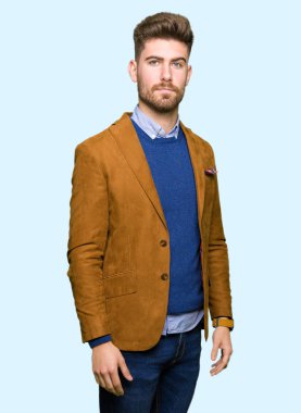 Genç yakışıklı iş adamı yüzünde ciddi bir ifade ile. Basit ve doğal kameraya bakıyor.