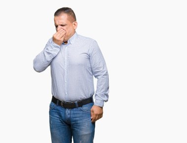 Bir şey pis ve iğrenç kokulu izole arka plan, dayanılmaz koku, holding nefes burun parmak ile orta yaş Arap iş adamı. Kötü kokuyor kavramı.