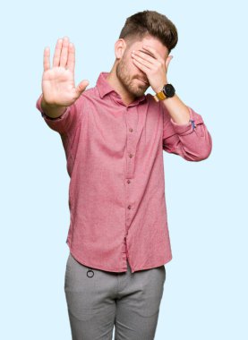 Genç yakışıklı iş casual adam kapsayan gözleri elleriniz ve üzgün dur jestle yapıyor ve korku ifadesi. Utandım ve negatif kavramı.