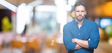 Yakışıklı delikanlı izole arka plan şüpheci ve sinir, onaylamayan ifade yüz çapraz kolları üzerinde. Negatif kişi.