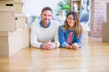 Karton kutular etrafında yeni evde yatan çocuk ile güzel famiily