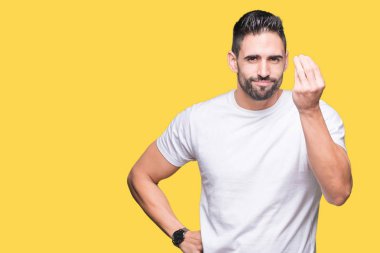 Sarıya boyanmış beyaz tişört giyen yakışıklı bir adam İtalyanca el ve parmak hareketleriyle kendinden emin bir ifade sergiliyor.