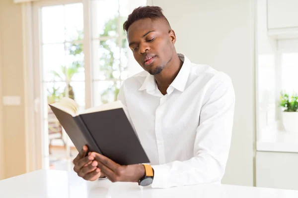 Joven Africano Leyendo Libro Estudiando Para Universidad —  Fotos de Stock