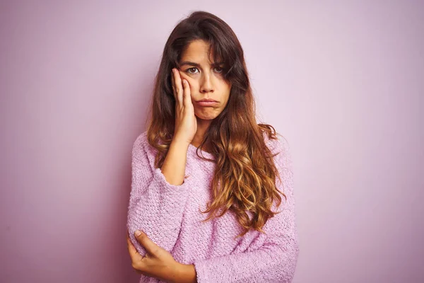 Joven Hermosa Mujer Usando Suéter Pie Sobre Fondo Aislado Rosa —  Fotos de Stock