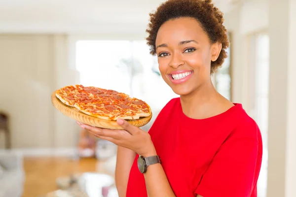 Beautiful young african american woman showing homemade tasty pi — Stock Photo, Image