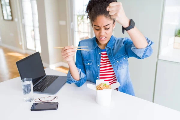 Young African American Business Woman Working Eating Asian Noodles Annoyed — Stock Photo, Image